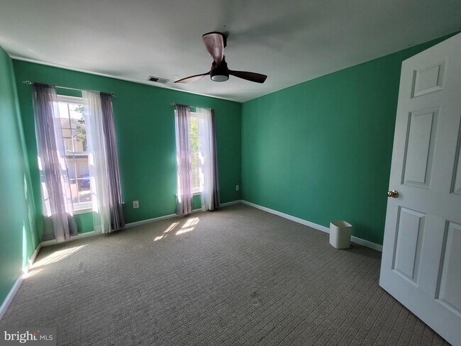 Building Photo - 10 Bridle Ct