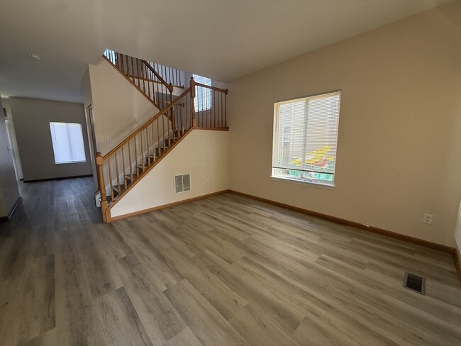 Building Photo - 757 Bayles Dr