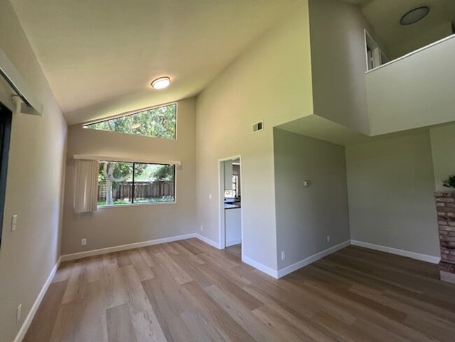 Building Photo - 3 Bed End Unit in Mt. View