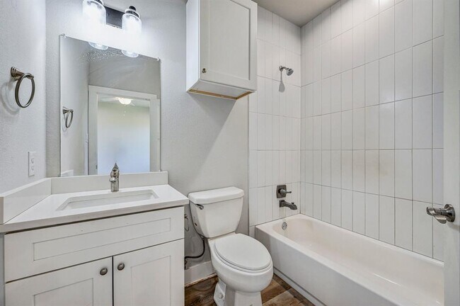 Building Photo - 340 Shady Bluff Dr