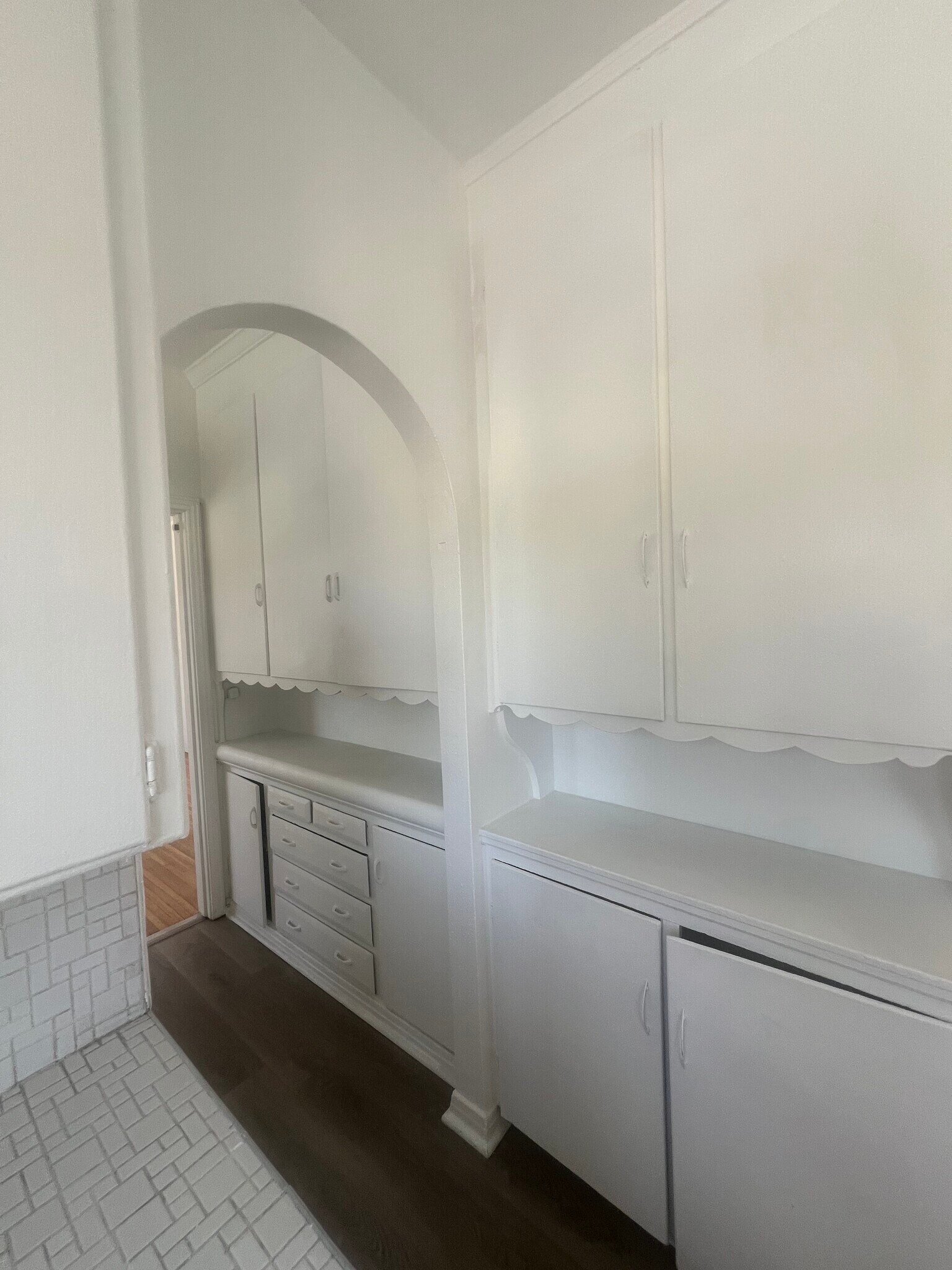 kitchen archway - 800 N Mansfield Ave