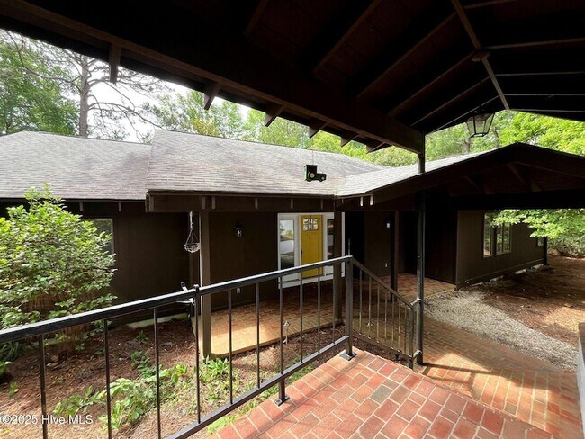 Building Photo - 1010 Monticello Dr