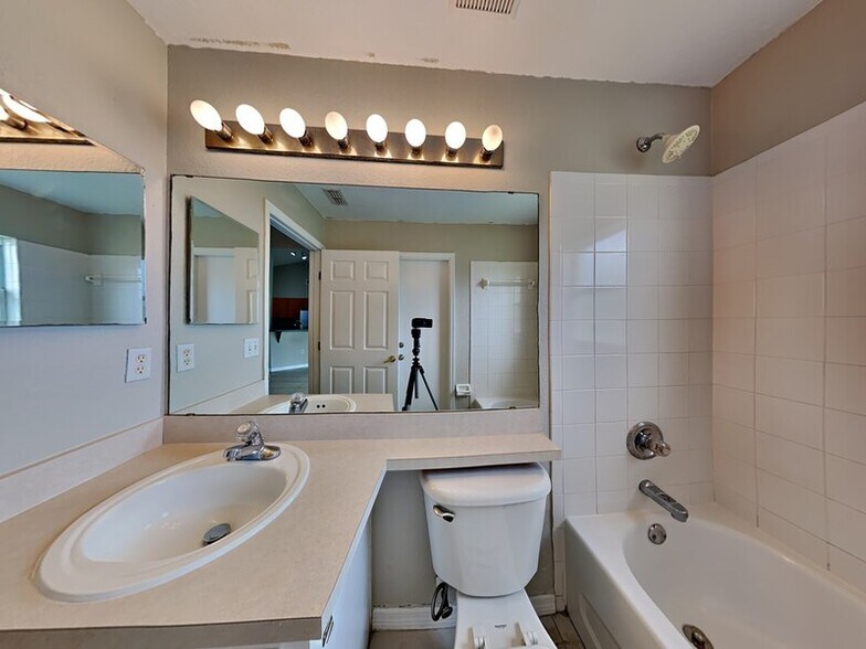 Building Photo - 817 Highland Crest Loop