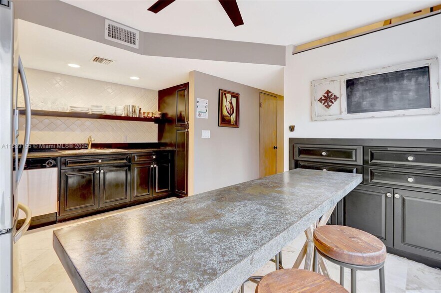 Building Photo - 322 Hendricks Is