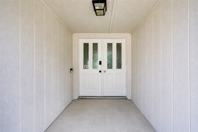 Building Photo - 2114 River Village Dr