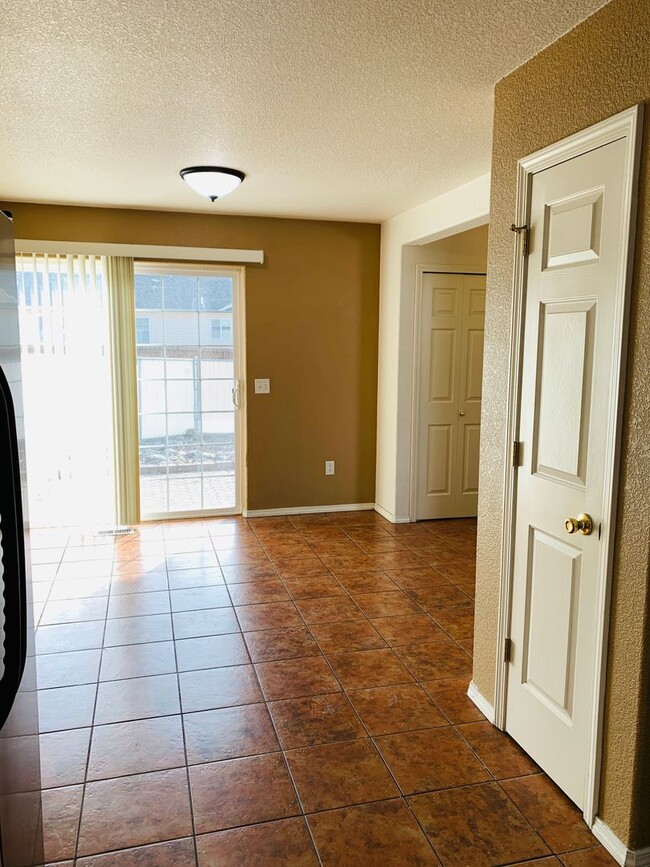 Building Photo - Large Yard - 3 Bed - 2 Bath - Pet Friendly