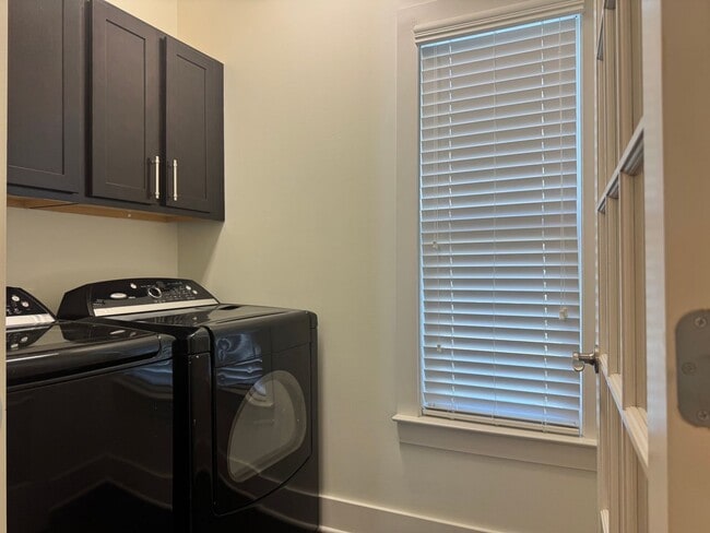 Building Photo - Beautiful 3BR Townhome in Franklin