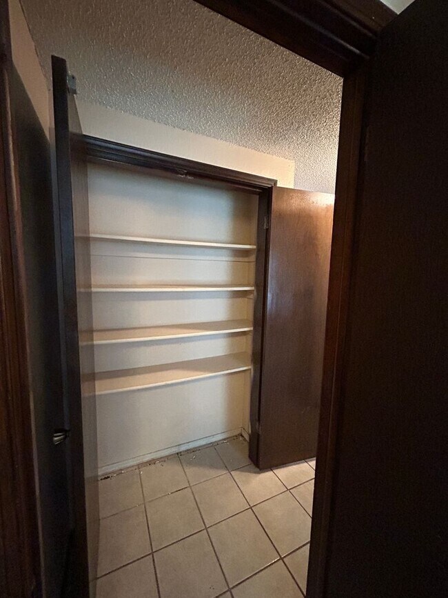 Building Photo - 3 Bed/1 Bath Near Tinker AFB!