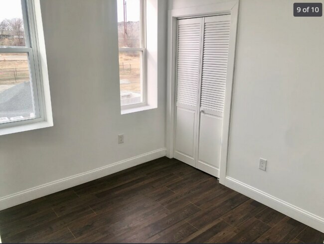 Building Photo - 3 Bedrooms with 2.5 Bathrooms