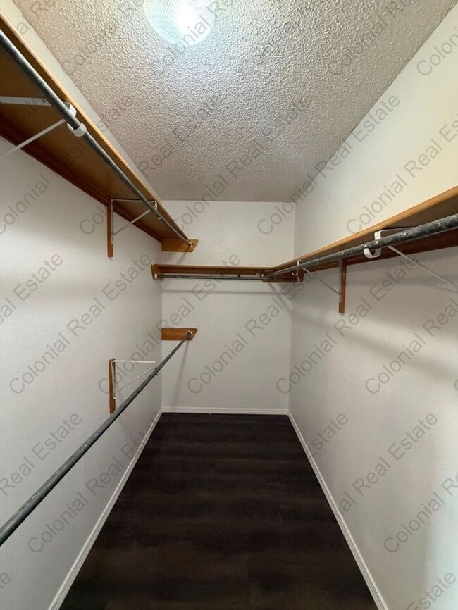 Building Photo - Spacious 4 bedroom 2 bath home.