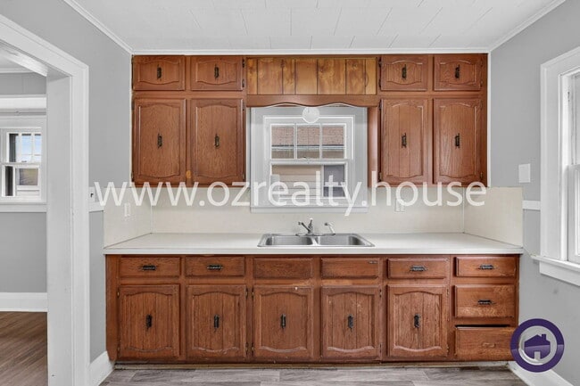 Building Photo - 3644 Leybourn Ave