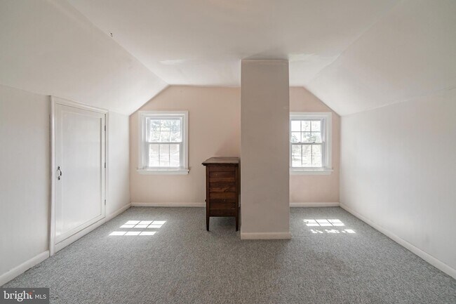 Building Photo - 800-2-802 E Cathedral Rd