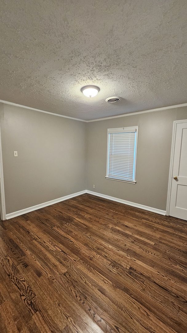 Building Photo - Adorable 3 bedroom, 1 bath home with a lar...