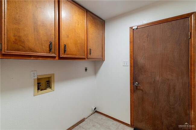 Building Photo - 19 Xanthisma Ave