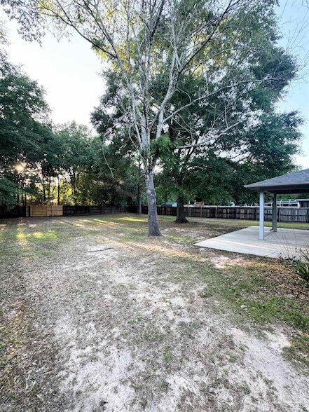 Building Photo - 5661 Fairview Dr