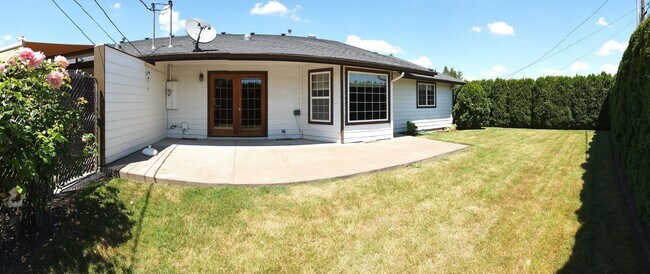 Building Photo - Best 2 Bedroom - 2 Bath Duplex Unit On The Market