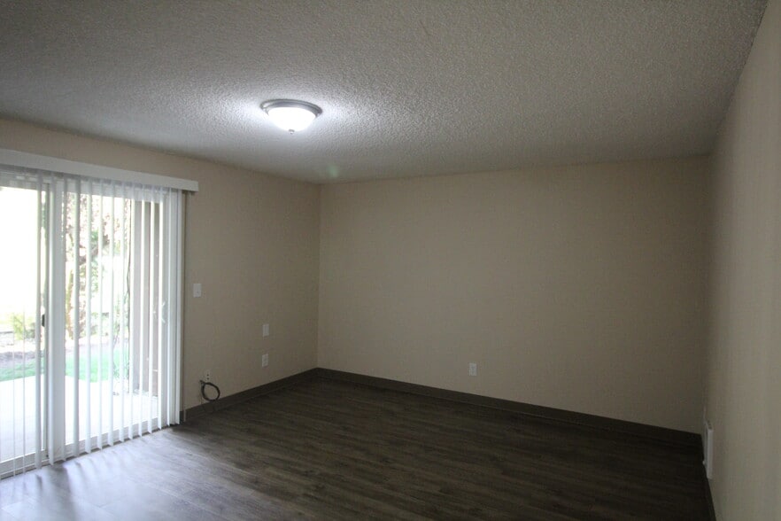 Building Photo - 414 E 9th St