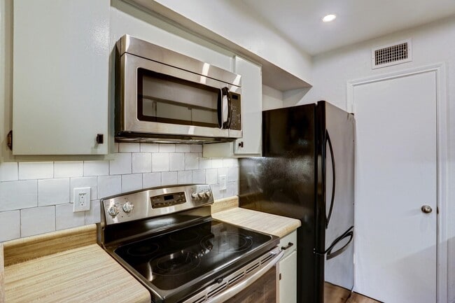 Building Photo - 700 Thicket Ln