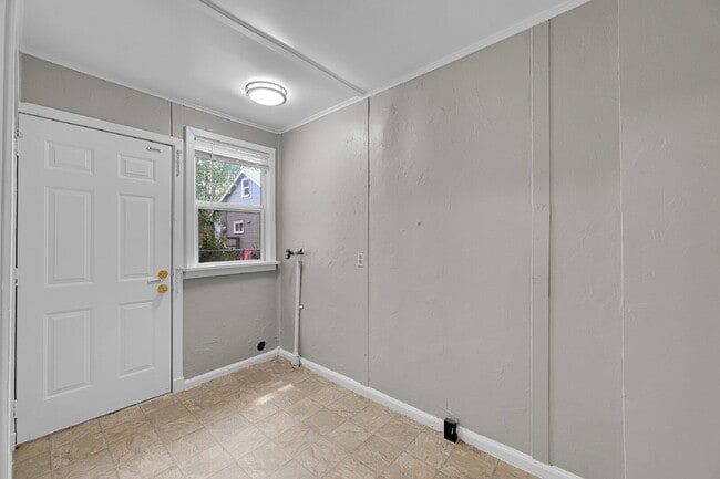 Building Photo - $1,100 - 2 Bed, 1 Bath Updated Unit in She...