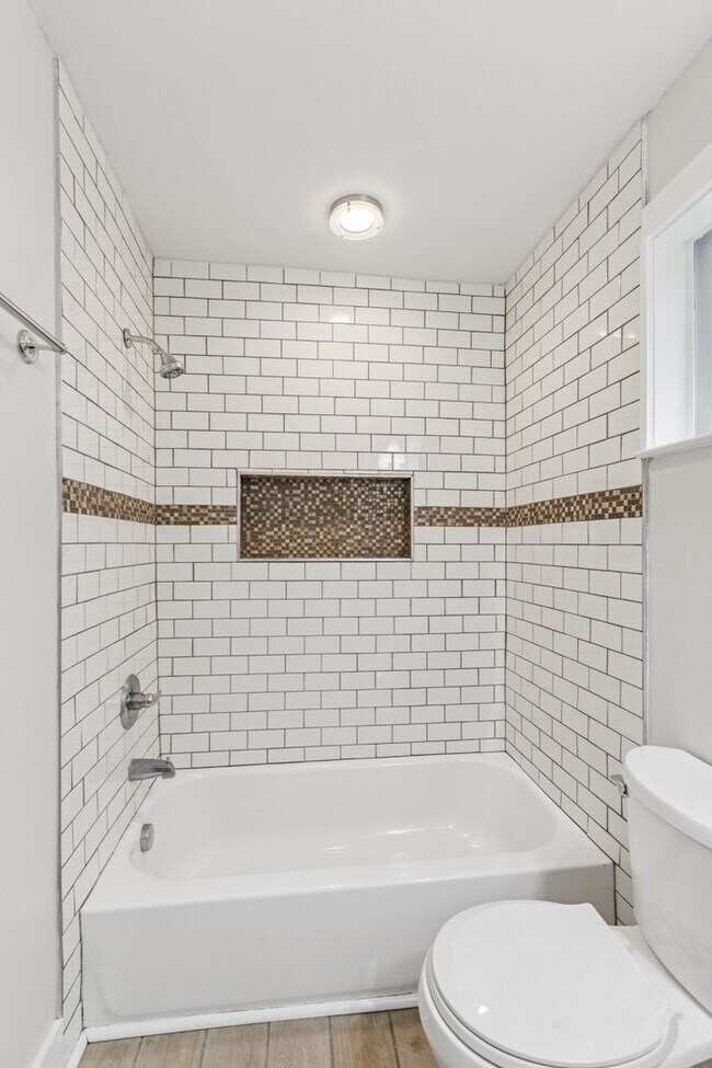 Building Photo - North Nashville Bungalow