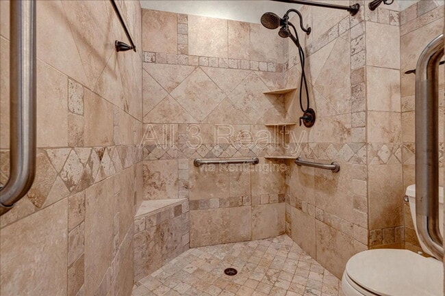 Building Photo - 1033 Pinehurst Dr