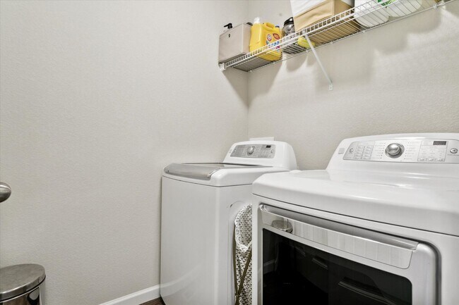 Building Photo - Charming Townhome in East Widefield!