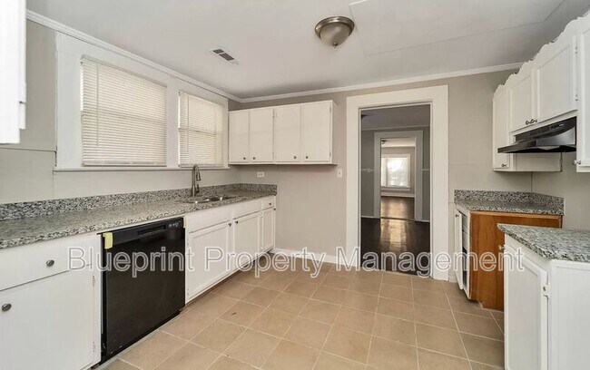 Building Photo - 521 20th St S