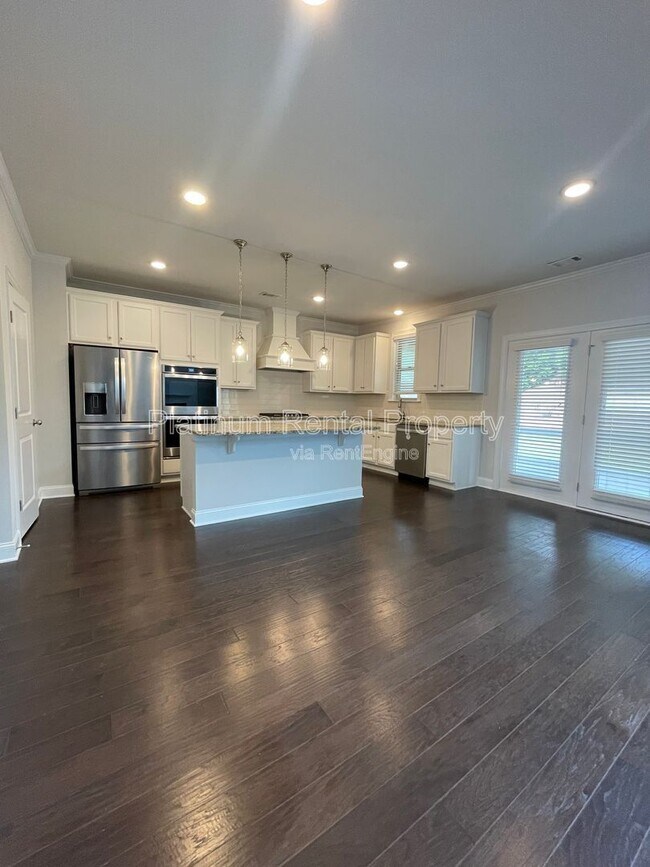 Building Photo - 1825 Dahlia Dr
