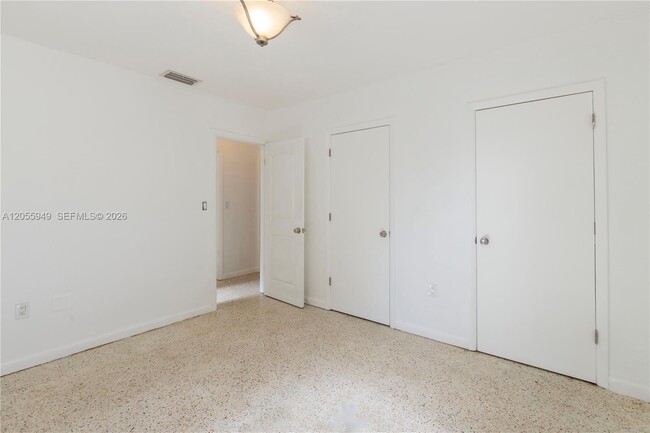 Building Photo - 565 NE 160th Terrace