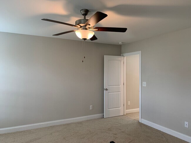 Building Photo - AMAZING LOCATION, Fantastic 4 Bed Home, in...
