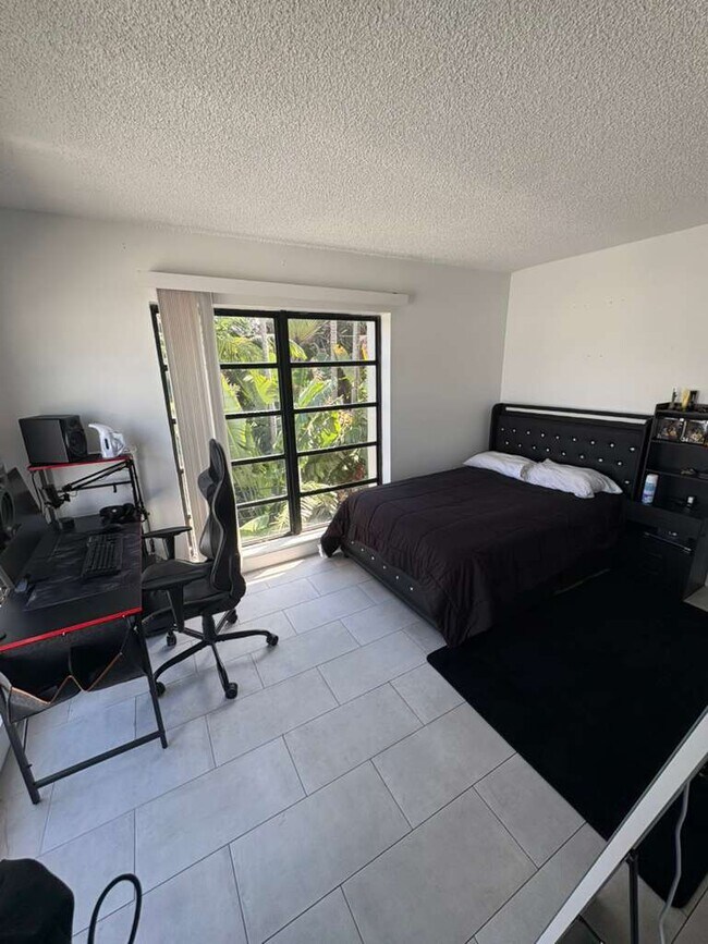 Building Photo - 1220 71st St