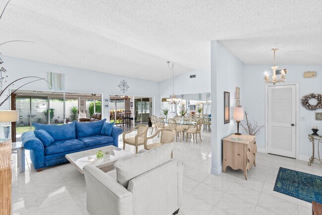 Building Photo - 10990 Greentrail Dr S