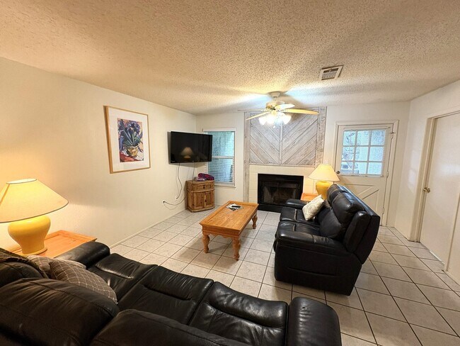 Building Photo - 604 Highcrest Dr