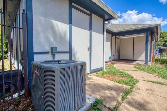 Building Photo - 2402 Summer Pl Dr