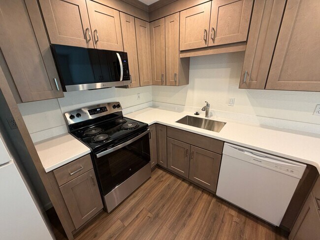 Building Photo - Charming Condo Located in the Highly Desirable Mountain Park Neighborhood of Lake Oswego.