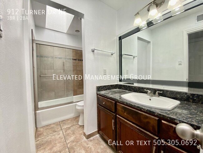 Building Photo - 912 Turner Dr NE