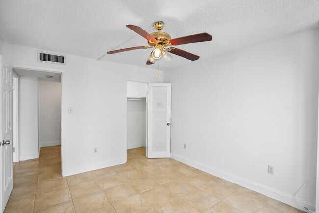 Building Photo - 18051 Biscayne Blvd