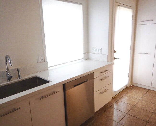 kitchen - 2747 Clyde Ave