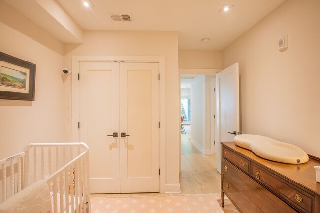 Building Photo - Stunning 2 BR/2 BA Condo in Lanier Heights!