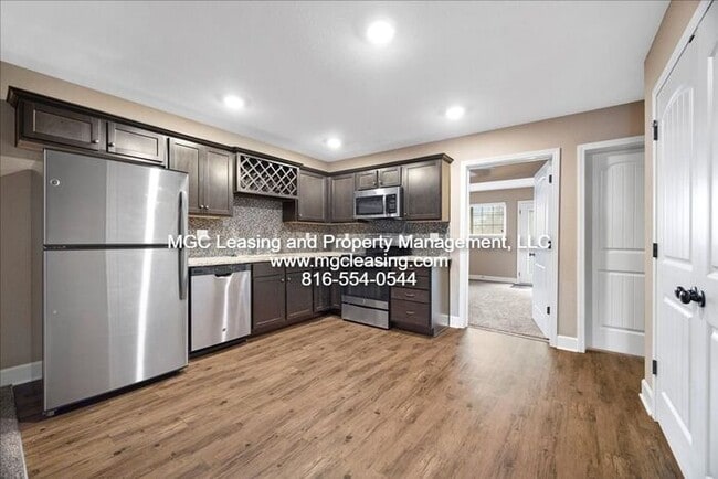 Building Photo - 2102 Hickoryleaf Ln