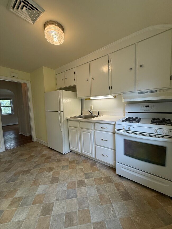Building Photo - 1 bedroom | 1 bath - Oaklyn, NJ - Nice Quiet Neighborhood