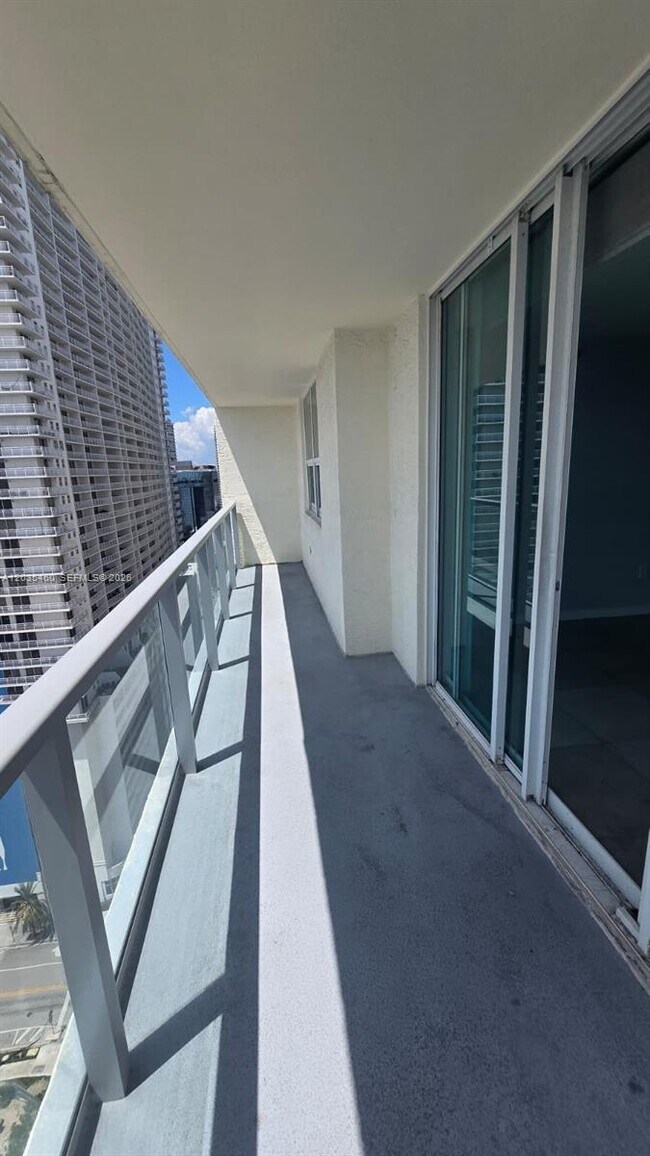 Building Photo - 1155 Brickell Bay Dr