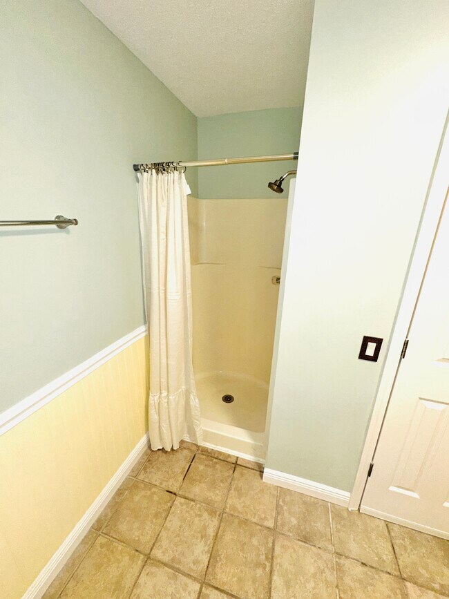 Building Photo - 622 Woodsman Dr