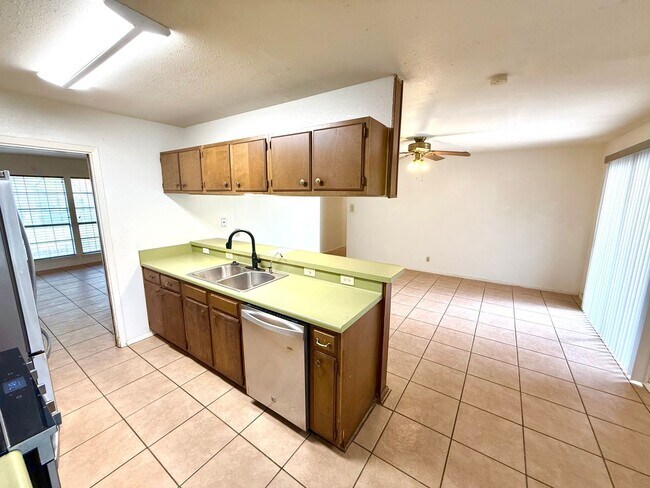 Building Photo - 4922 Lambeth Dr