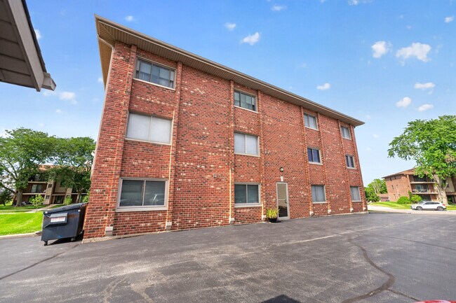 Building Photo - 1204 Chalet Rd