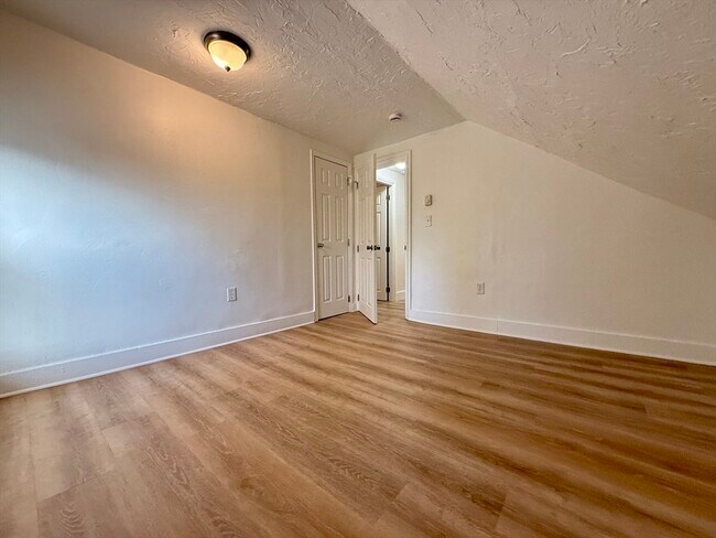 Building Photo - 542 Mt Hope St
