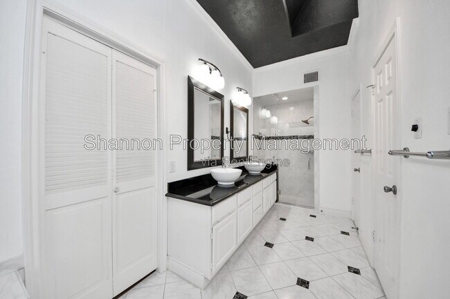Building Photo - 15818 Sweetwater Creek Dr