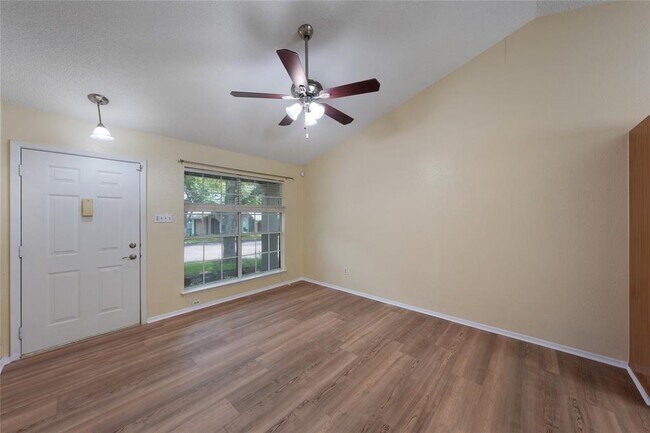 Building Photo - 1015 E Yager Ln