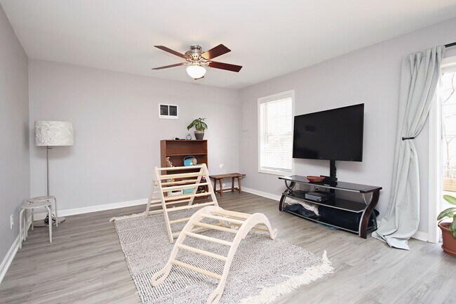 Building Photo - Pet-Friendly End-Unit Ridgecrest Townhome