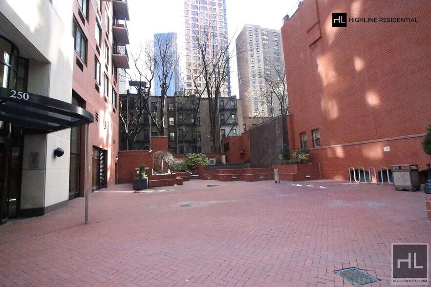 Building Photo - 250 E 40th St